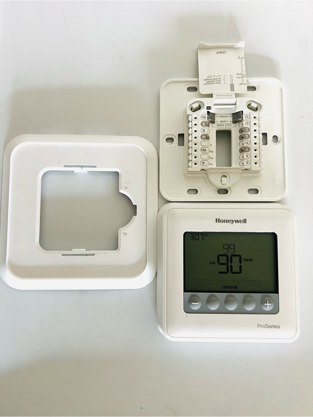 Honeywell TH4110U2005/U T4 Pro Programmable Thermostat Tested Working Like New